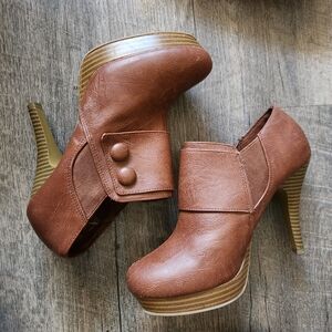 Fioni Brown Heeled Booties Size 6